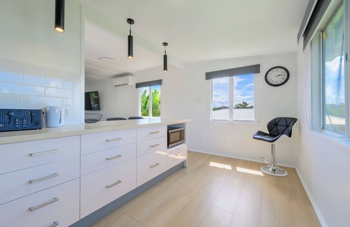 West Gladstone Casa | Fully renovated home, close to parks, river & beach