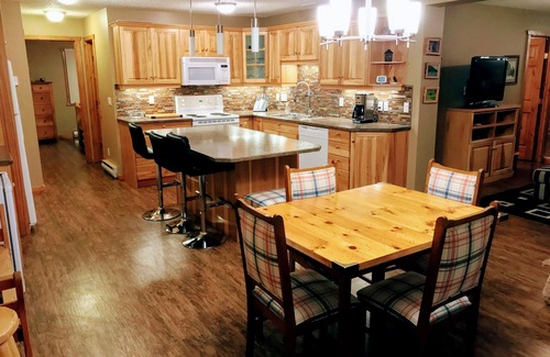 East Kootenay Condominio | Experiencia completamente renovada frente al lago Columbia Valley