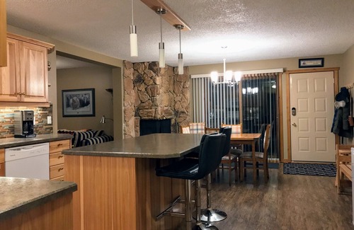 East Kootenay Condominio | Experiencia completamente renovada frente al lago Columbia Valley