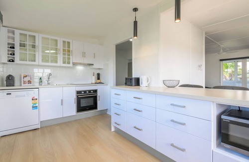 West Gladstone Casa | Fully renovated home, close to parks, river & beach