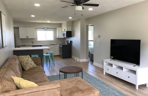 Acme Casa | Fully Renovated Peek-A-Boo Bay View Duplex #2- 7 min from the Horse Show