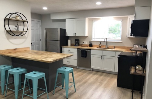 Acme Casa | Fully Renovated Peek-A-Boo Bay View Duplex #2- 7 min from the Horse Show