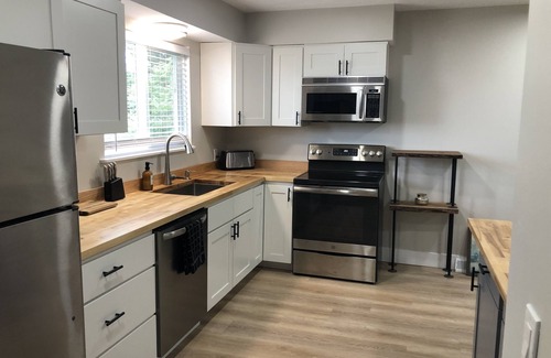 Acme Casa | Fully Renovated Peek-A-Boo Bay View Duplex #2- 7 min from the Horse Show