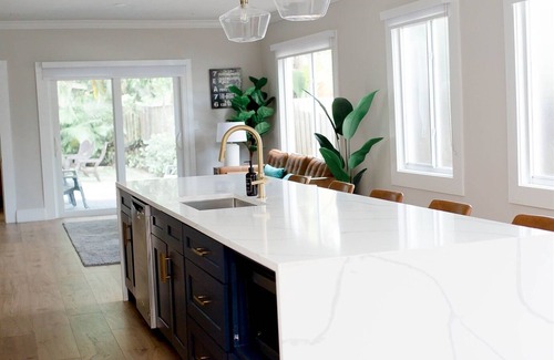 Sailboat Bend Apartamento | Fully renovated - 12ft island - 1.2G Wifi