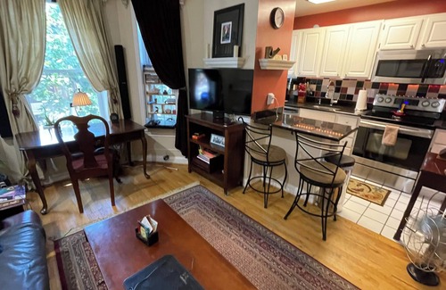 Lanier Heights Apartamento | Fully Stocked 1 Bedroom Centrally Located in Adams Morgan Near Great Restaurants