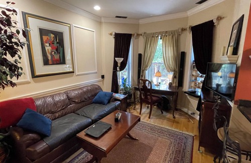Lanier Heights Apartamento | Fully Stocked 1 Bedroom Centrally Located in Adams Morgan Near Great Restaurants