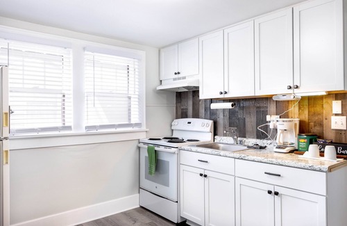 Cuyahoga Falls Apartamento | Fully stocked Suite Dwntown Cuy falls! near cvnp and blossom. Sleeps 4