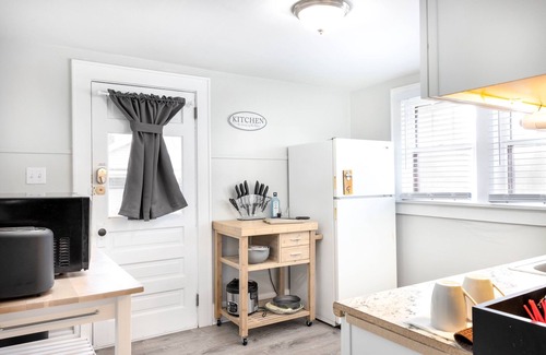 Cuyahoga Falls Apartamento | Fully stocked Suite Dwntown Cuy falls! near cvnp and blossom. Sleeps 4