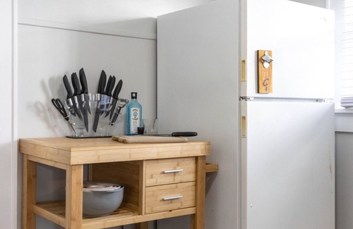 Cuyahoga Falls Apartamento | Fully stocked Suite Dwntown Cuy falls! near cvnp and blossom. Sleeps 4