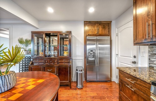 Seaside Casa | Fully Updated 3 BDR Seaside Home Minutes to Beach!