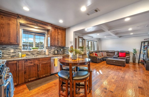 Seaside Casa | Fully Updated 3 BDR Seaside Home Minutes to Beach!