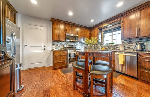 Seaside Casa | Fully Updated 3 BDR Seaside Home Minutes to Beach!