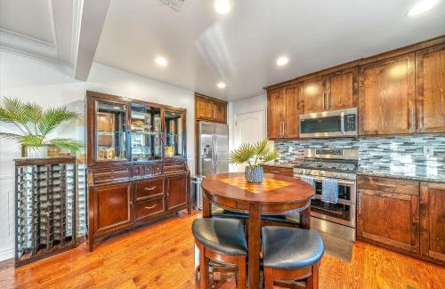 Seaside Casa | Fully Updated 3 BDR Seaside Home Minutes to Beach