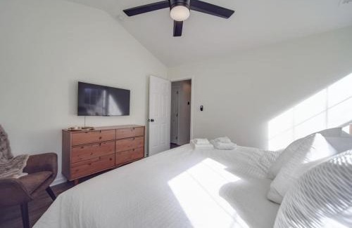 Paw Creek Casa | Fully Updated Cozy 3 BR Ranch Escape -WWC- Airport