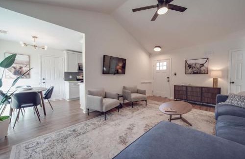 Paw Creek Casa | Fully Updated Cozy 3 BR Ranch Escape -WWC- Airport