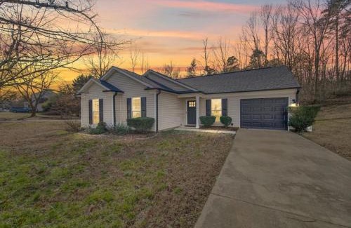 Paw Creek Casa | Fully Updated Cozy 3 BR Ranch Escape -WWC- Airport