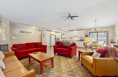 Ridgewood Casa | Fully updated home near the lake with full kitchen & free WiFi