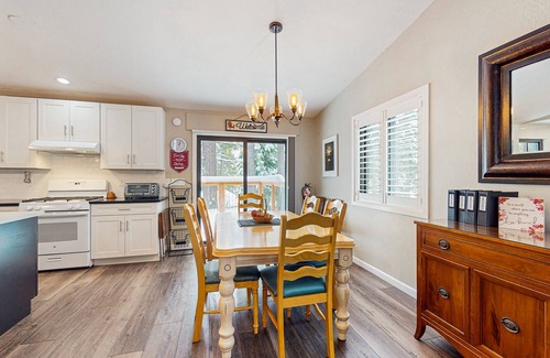 Ridgewood Casa | Fully updated home near the lake with full kitchen & free WiFi