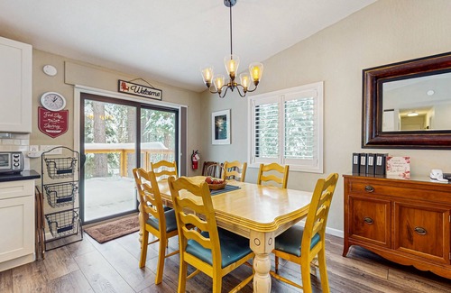 Ridgewood Casa | Fully updated home near the lake with full kitchen & free WiFi