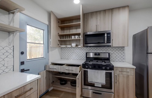 North Austin Civic Association Casa | Fully Updated|Super Cozy Beds|1 Acre|6min→Domain