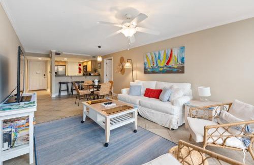Biloxi Apartamento | Fun 2 bed/2 bath condo with pool on Biloxi Beach