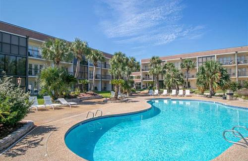 Biloxi Apartamento | Fun 2 bed/2 bath condo with pool on Biloxi Beach