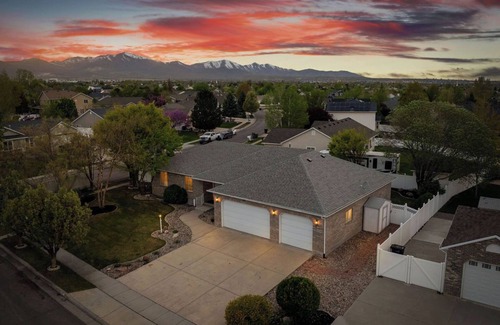 West Jordan Casa | Fun and Spacious Family Oasis + Hot Tub + Ping Pong