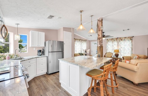 Biggar Casa | Fun Beach House-Less than 5 miles to the beach!