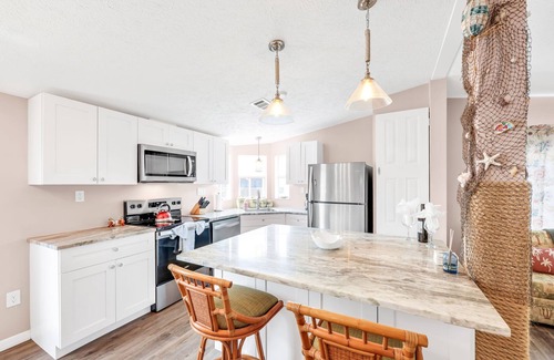 Biggar Casa | Fun Beach House-Less than 5 miles to the beach!