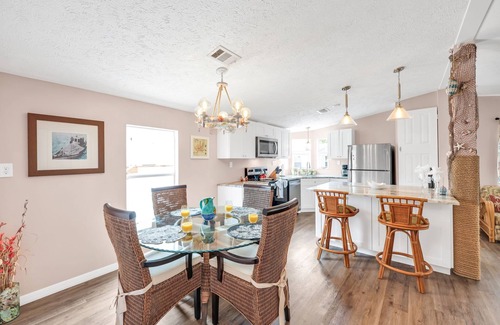 Biggar Casa | Fun Beach House-Less than 5 miles to the beach!