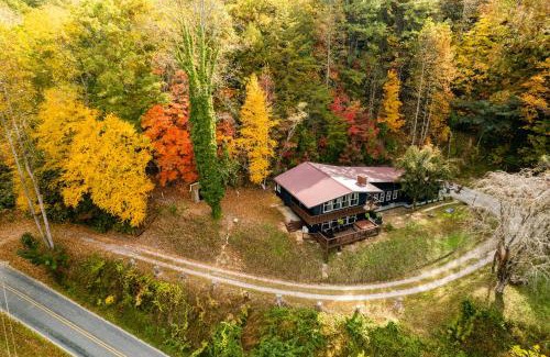 Bryson City Casa | Fun cabin with hot tub, pool table & fire pit - BIG BLUE