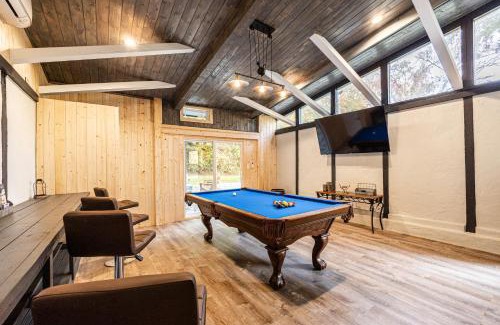 Bryson City Casa | Fun cabin with hot tub, pool table & fire pit - BIG BLUE
