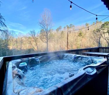Bryson City Casa | Fun cabin with hot tub, pool table & fire pit - BIG BLUE