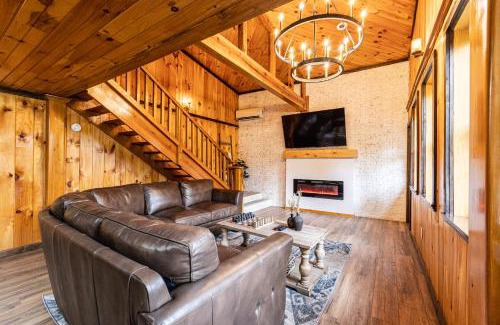 Bryson City Casa | Fun cabin with hot tub, pool table & fire pit - BIG BLUE