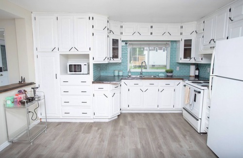 Port Loring Cabaña | Fun Cottage for Friends and Family, Close by Lake, Fishing, Campfires, BBQ