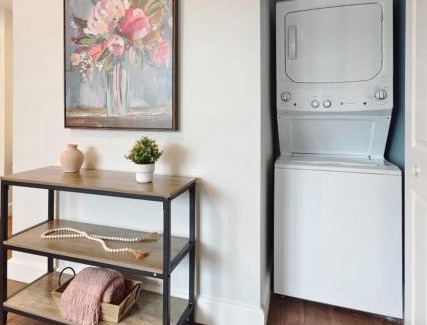 Downtown Jacksonville Apartamento | Fun Cozy 1 Br King Apts - 1 25 Mile Walk to TIAA Bnk Fld