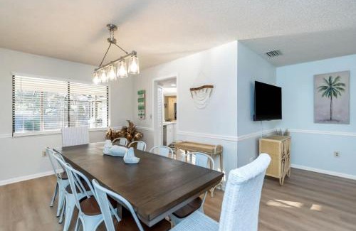 Largo Casa | Fun & family-friendly modern beach home with pool