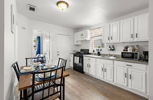 Weequahic Condominio | Fun Family getaway - NYC & NWK w/free parking