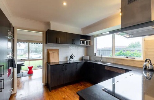 Torquay Casa | Fun Filled Renovated 80's Gem, 400m From the Beach!