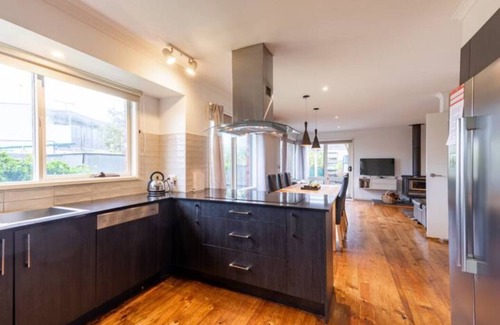 Torquay Casa | Fun Filled Renovated 80's Gem, 400m From the Beach!