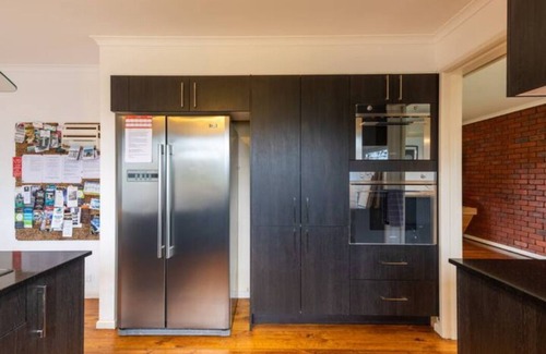 Torquay Casa | Fun Filled Renovated 80's Gem, 400m From the Beach!