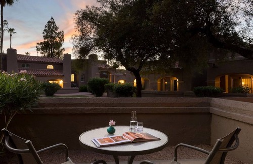 South Scottsdale Complejo | Fun for the Whole Family! 4 Pet-Friendly Units, 5 Pools, Near Golf, Hiking