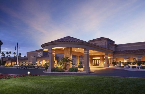 South Scottsdale Complejo | Fun for the Whole Family! 4 Pet-Friendly Units, 5 Pools, Near Golf, Hiking