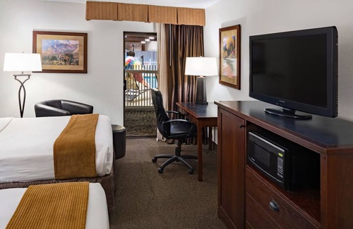Casper Casa | Fun for the Whole Family! Near Dakota Zoo, Indoor Pool/Waterpark, Pet-Friendly
