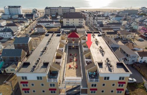 Hampton Casa | Fun Game Room Steps to Beach 2 Level Lux Condo