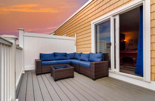 Hampton Casa | Fun Game Room Steps to Beach 2 Level Lux Condo