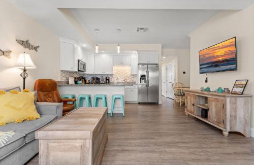 Hampton Casa | Fun Game Room Steps to Beach 2 Level Lux Condo