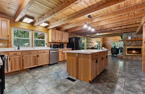 Laurelville Cabina | Fun Luxury Lodge Sleeping 25: Hot Tub, 16 Acres