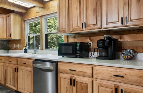 Laurelville Cabina | Fun Luxury Lodge Sleeping 25: Hot Tub, 16 Acres