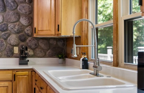Laurelville Cabina | Fun Luxury Lodge Sleeping 25: Hot Tub, 16 Acres
